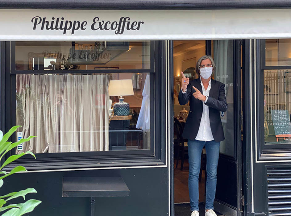 Philippe excoffier devant son restaurant